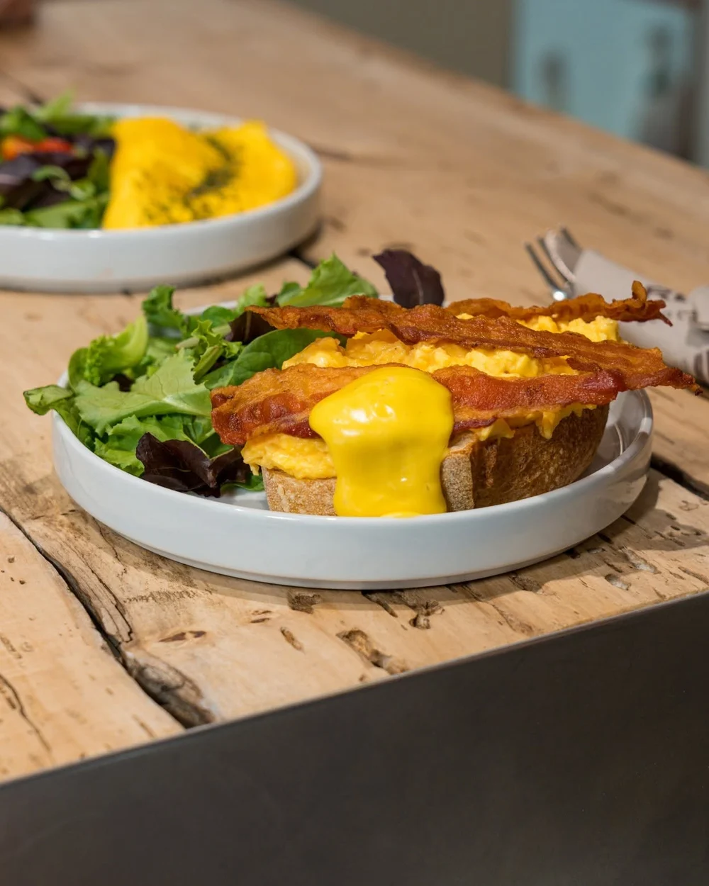 Proposta salata di Matrice con pane, uova e bacon